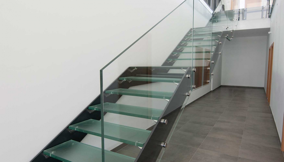 Escalera en las instalaciones de Cerviglas, construida con vidrio templado