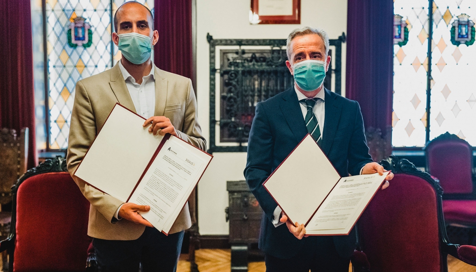Momento de la firma del convenio. De izquierda a derecha, Enrique Nogus, concejal de Medio Ambiente, y Eduardo de Lecea, director general de Sigaus...
