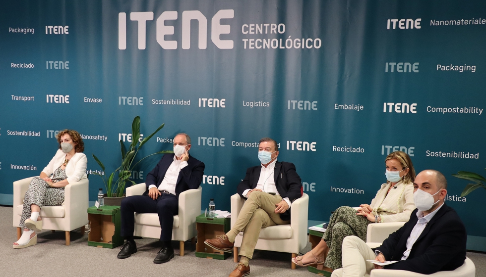 De izquierda a derecha, la directora general del Ivace, Júlia Company; el presidente de Itene, Pedro Ballester; el director gerente...