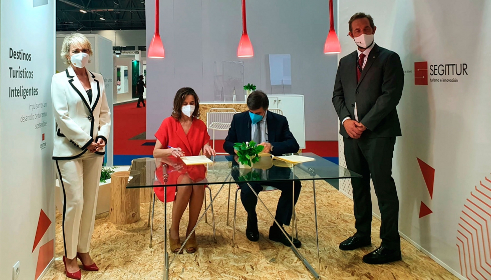 Rosa Daz y Enrique Martnez durante la firma del convenio. A los lados les acompaan Carme Artigas y Fernando Valds