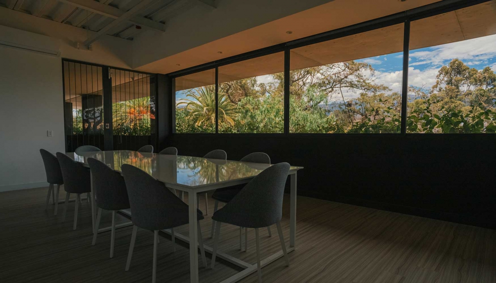 Las prestaciones de las ventanas Thermia permiten crear ambientes confortables y abrir visualmente el edificio hacia el exterior...