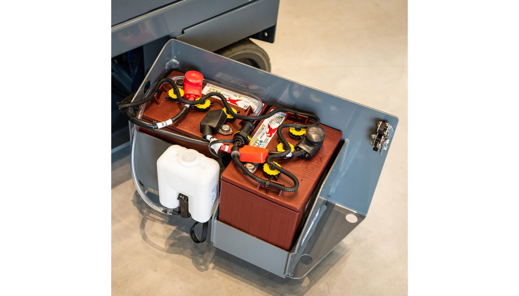 Paquete de mantenimiento automtico: Usando un tanque de agua integrado en el chasis, la batera se rellena automticamente segn sea necesario...