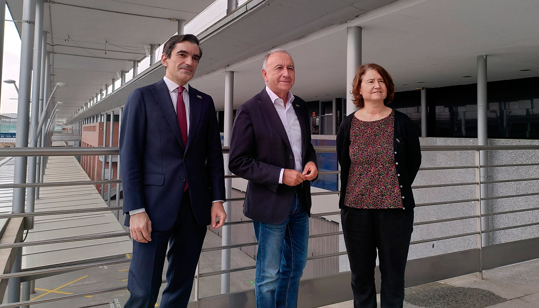 El presidente de la Red de Ciudades por la Bicicleta (RCxB), Antoni Poveda (en el centro de la imagen), la directora de Gesop, ngels Pont...