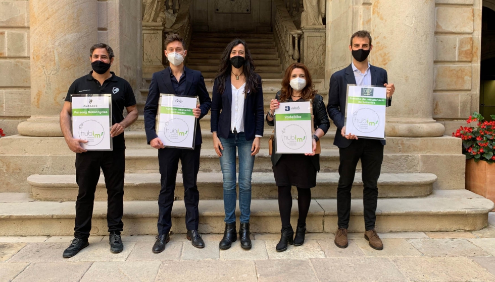 Mnica Roca i Aparici, presidenta de la Cambra de Barcelona, con los representantes de les 4 iniciativas impulsadas