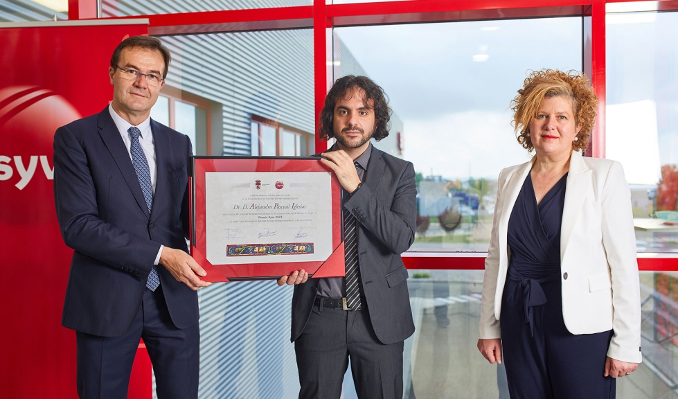 Alejandro Pascual recoge el Premio Syva acompaado por Csar Carnicer y M Luisa de Arriba