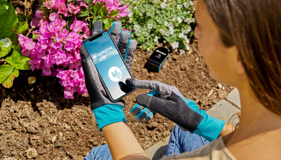 Los datos de medicin de la humedad y la temperatura del suelo se recogen y se envan a travs del gateway smart a la app smart Gardena del...