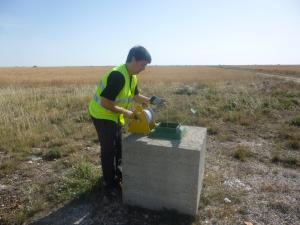 Tcnico de la CHD midiendo el nivel piezomtrico en uno de los pozos de control de la cuenca del Duero