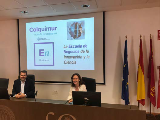 La Decana del Colegio, Fuensanta Mximo, con Pedro de Gea, director de la Escuela de Negocios, en la presentacin