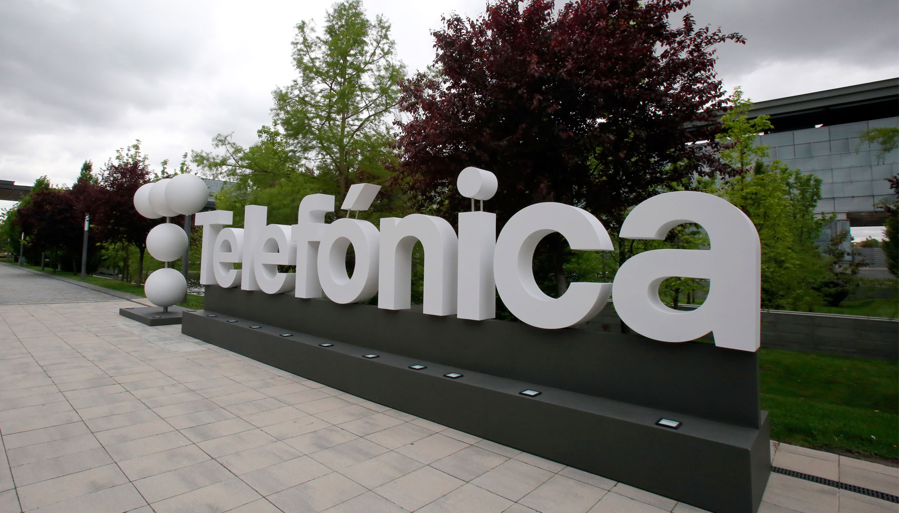 Imagen del recientemente actualizado logotipo de Telefnica en la sede central de la compaa en Las Tablas, Madrid