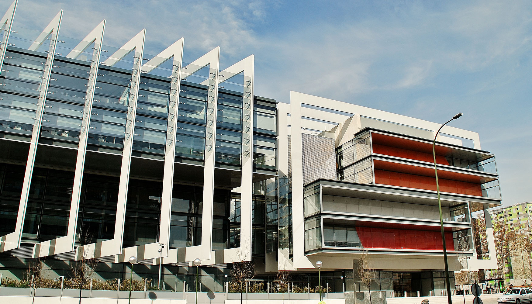 Imagen de una de las fachadas del Campus de Repsol, sede central de la multienergtica, ubicada en Madrid. Foto: Javier1949...