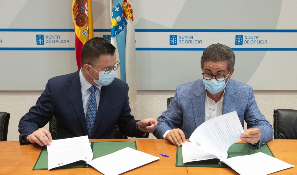 Un momento de la firma entre Jos Gonzlez, conselleiro de Medio Rural de la Xunta de Galicia, y Joaqun Garrido Martn...