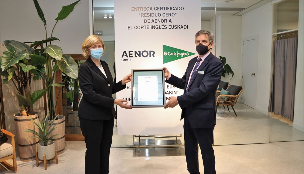 La directora de Aenor en el Pais Vasco, Luz Emparanza, entrega el certificado Residuo Cero al director regional de El Corte Ingls en Euskadi...