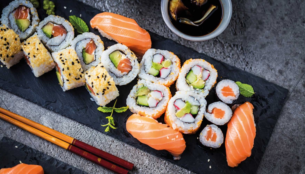 Comer sushi es un ritual, que comienza con la degustacin de sashimi, seguido del nigiri, el makizushi y el temaki