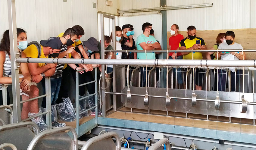 Los alumnos de la Escuela de Pastores de Andaluca visitan la sala de ordeo de la explotacin granadina Hnos. Snchez