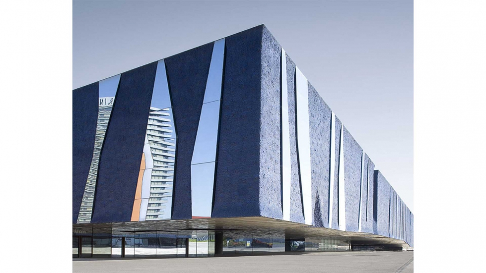 Stopsol Supersilver Dark Blue en el Edifici Frum, en Barcelona