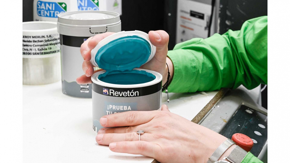 Revetn es una marca de pintura de alta cubricin y lavabilidad y que contiene aditivo antimoho