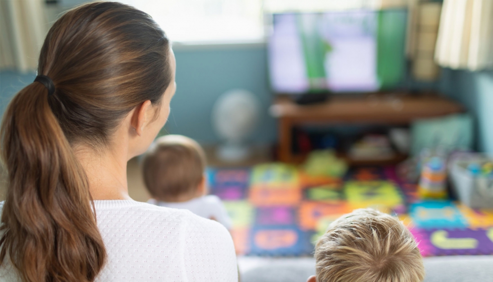Los padres acompaan a sus hijos pequeos mientras consumen contenidos audiovisuales