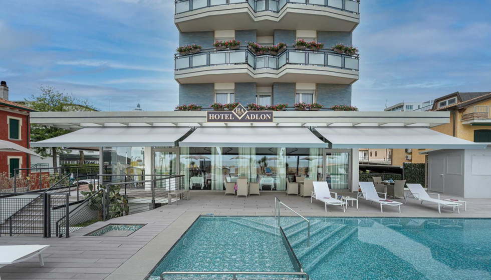 El Hotel Adlon, en Lido di Jesolo, Italia, ha instalado toldos Qubica Light en la terraza junto a la piscina