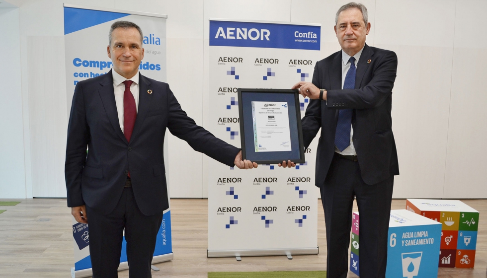 Rafael Garca Meiro, CEO de Aenor, hace entrega del certificado a Flix Parra, CEO de Aqualia