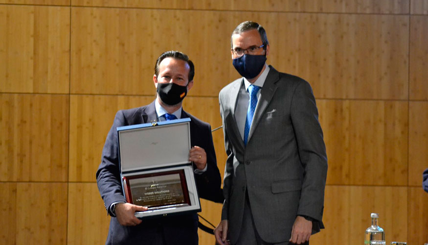 Jorge Huerta, socio fundador de Weber Group, con la placa de agradecimiento