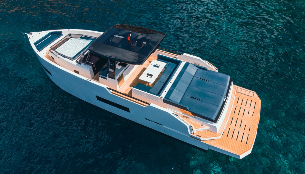 D50 Open es una combinaci�n de caracter�sticas de otros modelos del astillero con un jacuzzi de proa que le dan un aspecto mucho m�s innovador...