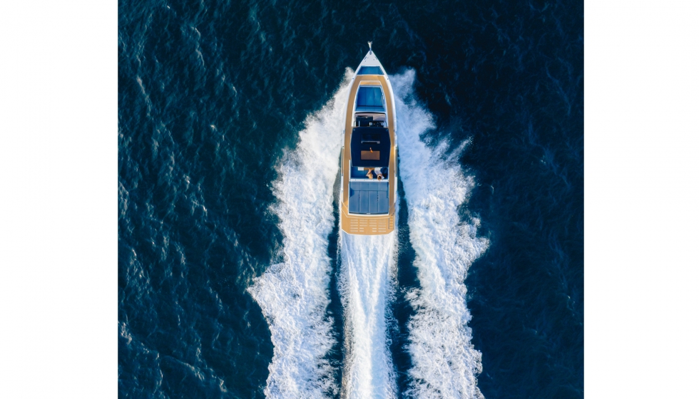 Equipada con motores fueraborda de 2, 3 o 4 ocultos proporciona una navegaci�n deportiva