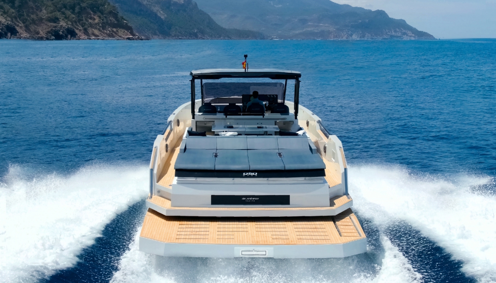 Espacio de popa con zona sol�rium y sal�n comedor con dos mesas