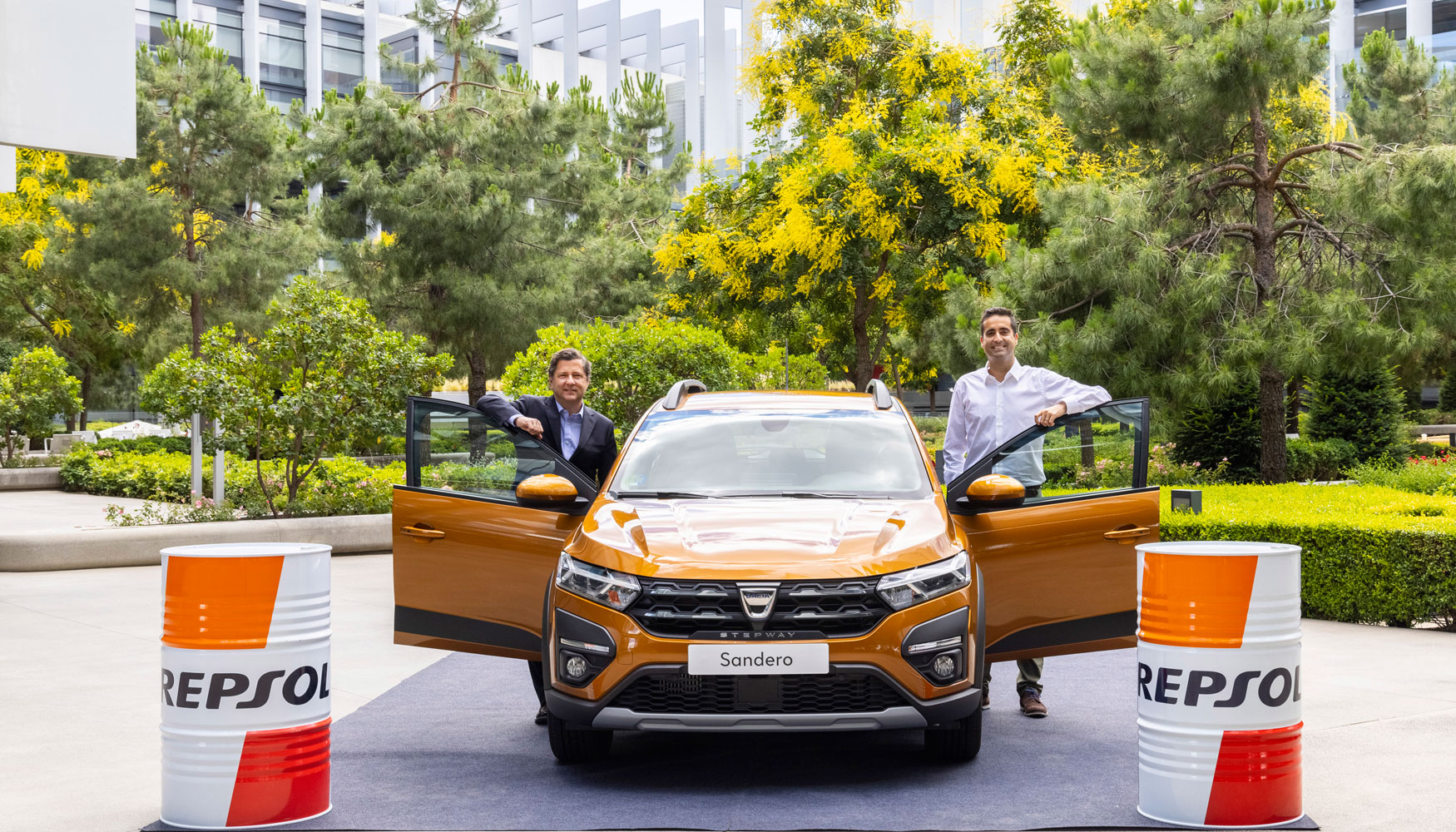 El director ejecutivo de Movilidad Iberia de Repsol, Jos Barreiro, y el director general de la marca Dacia en Iberia, Francisco Hidalgo...