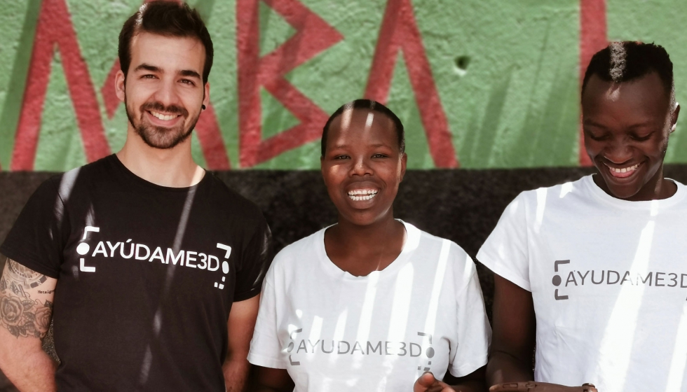 El director de Aydame3D junto con su equipo del aula tecnolgica del Valle del Rift, en el orfanato Bamba (Kenya)
