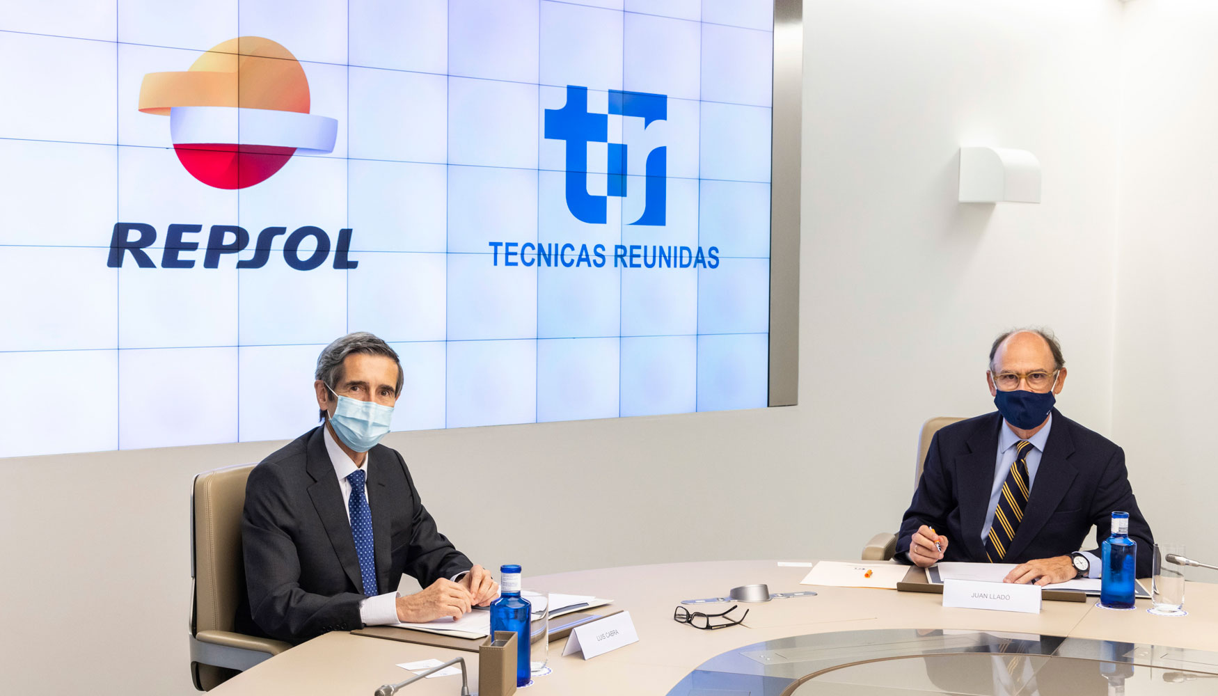 De izquierda a derecha, Luis Cabra, director general de Transicin Energtica, Sostenibilidad y Tecnologa de Repsol, y Juan Llad...