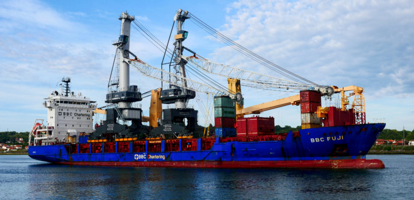 Mercante cargando contenedores en el puerto de Bayona