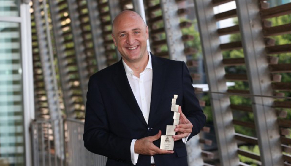 Xavier Segura, director general de Festo Espaa y Portugal, en la recogida del premio