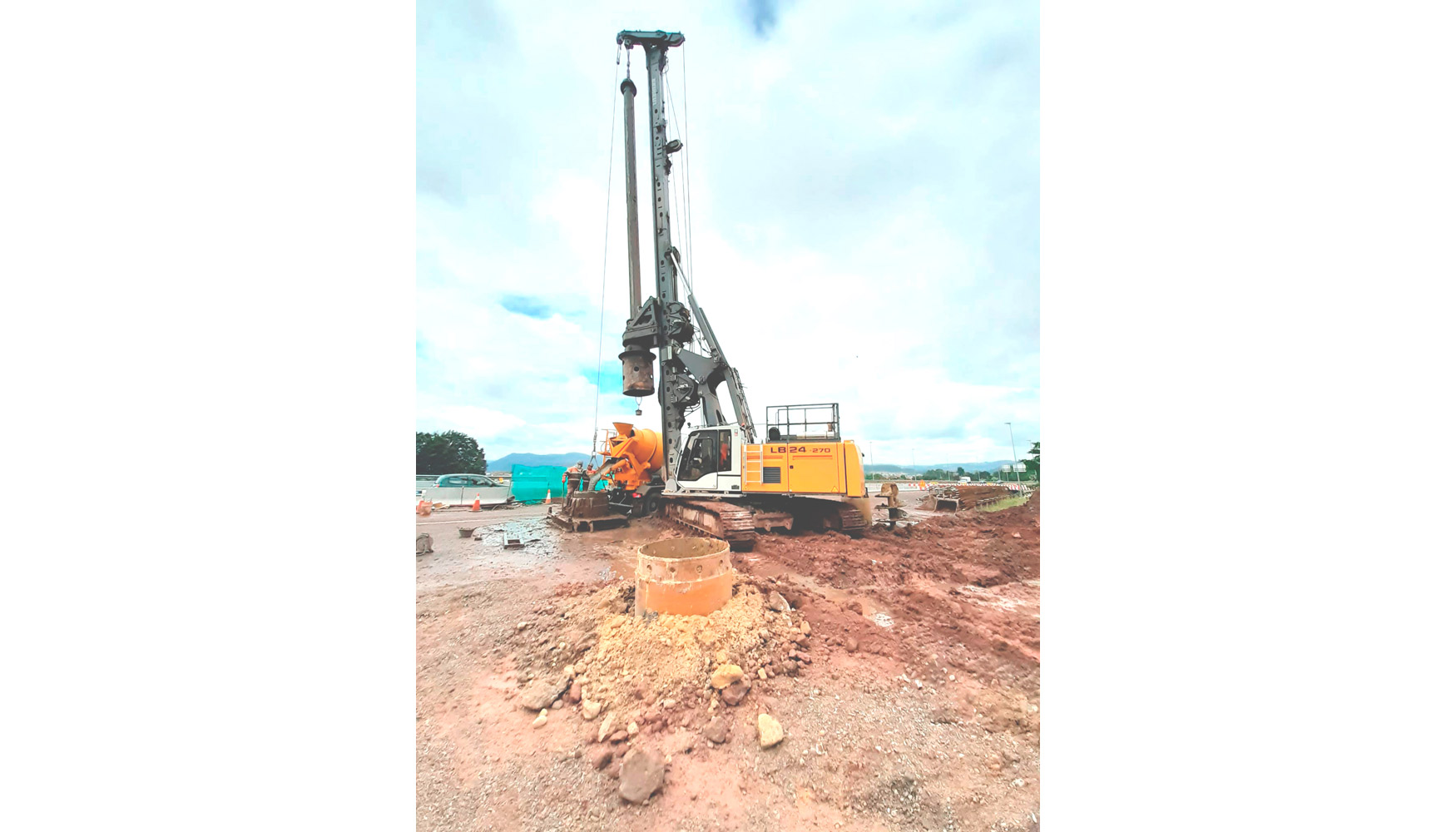 La Liebherr LB24-270 trabaja en las obras de ampliacin y enlace de las autopistas A-67 con la A-8, en Santander