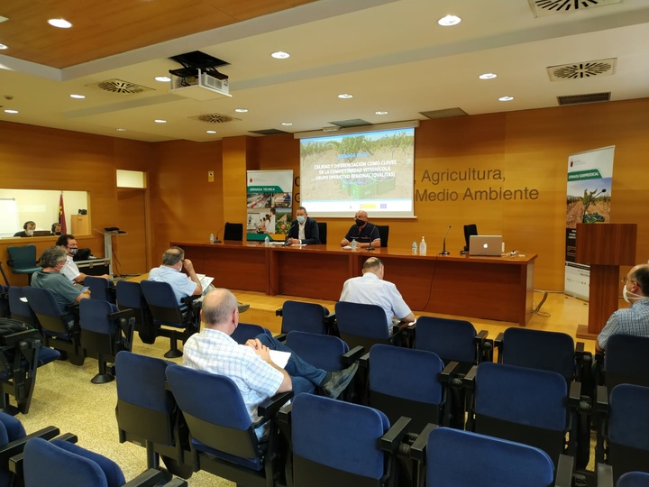 El director general de Agricultura de la Regin de Murcia. Jos Gmez (i), durante la apertura de la jornada sobre viedo...