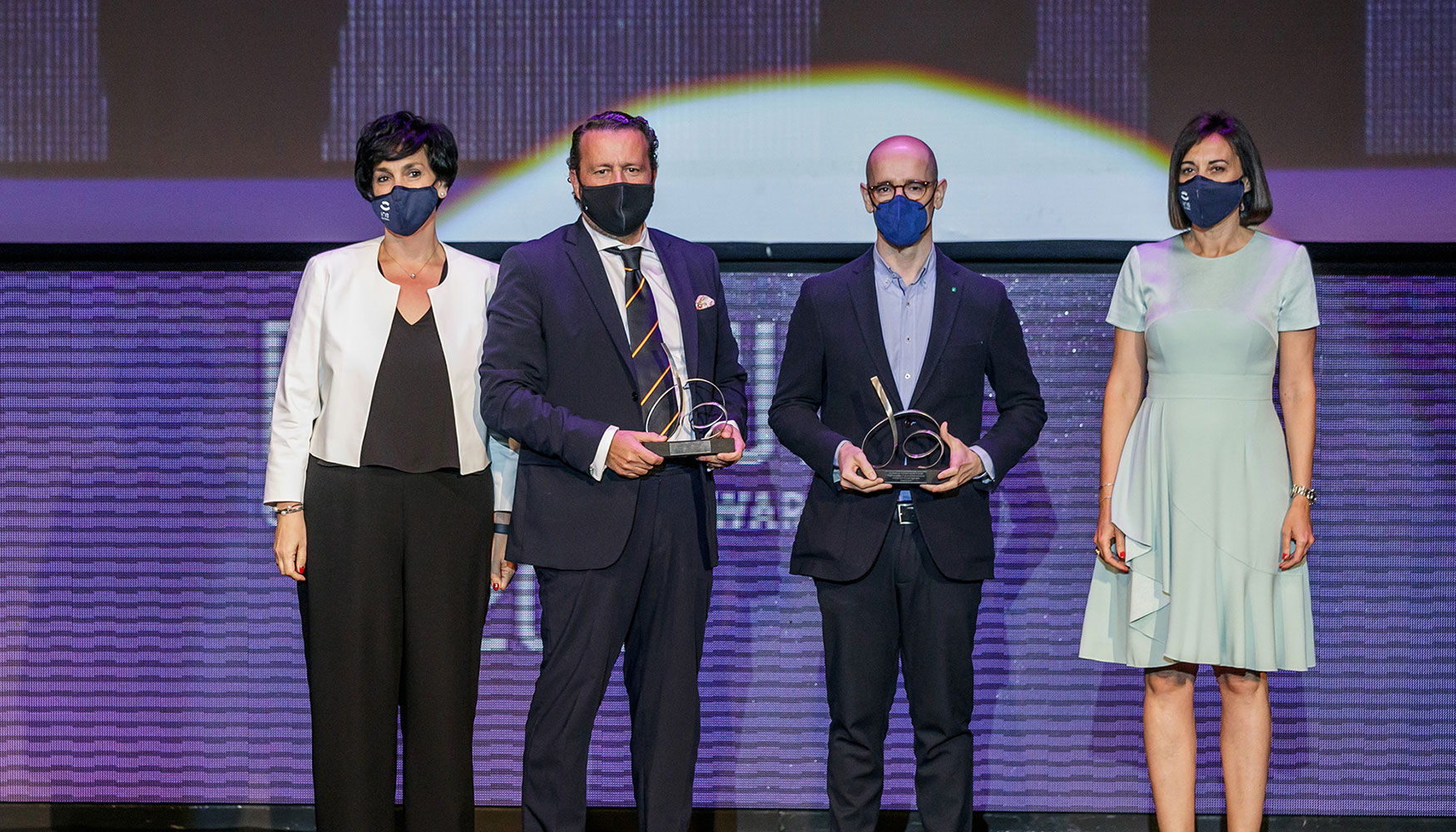 Juan Larrauri, gerente de Estrategia Digital en Mutua Madrilea, y lvaro Ansaldo, Country Sales Leader de Infobip Iberia recogieron el premio...