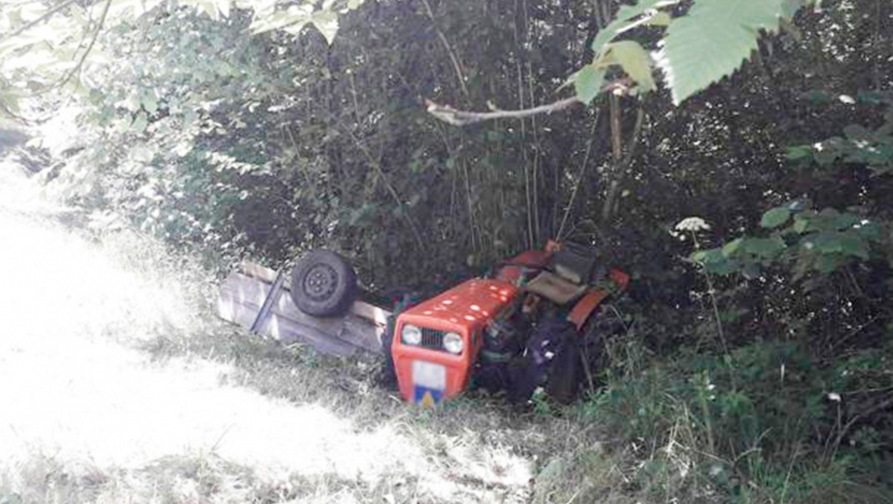 Accidente de un tractor sin ROPS producido a mediados del pasado mes de junio en Vallobil, Parres (Foto: 112 Asturias)...