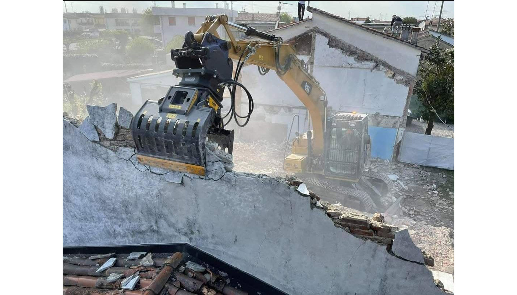 Las pinzas de MB Crusher permiten una precisin extrema y la fuerza de cierre se puede aumentar progresivamente