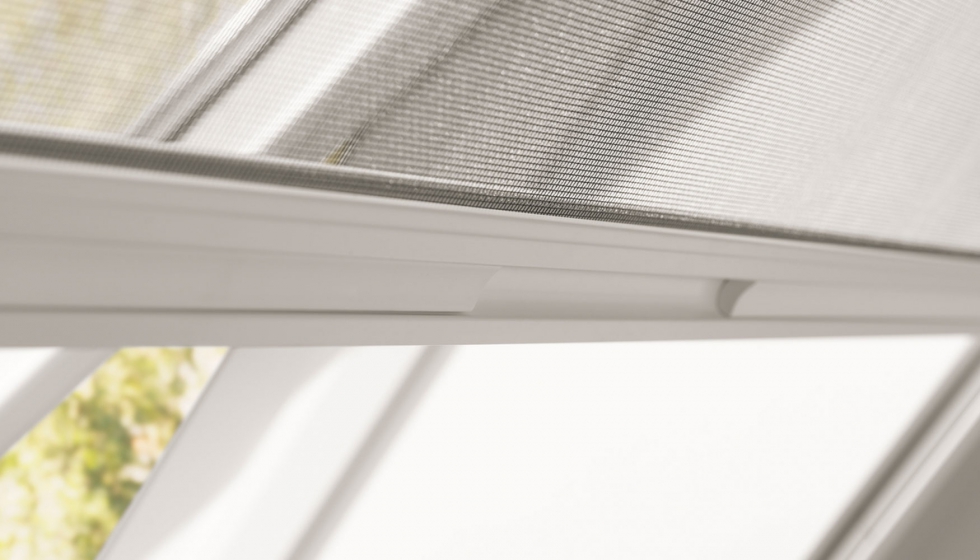 La mosquitera Velux tiene un tejido de malla transparente y guas laterales de aluminio lacado en blanco