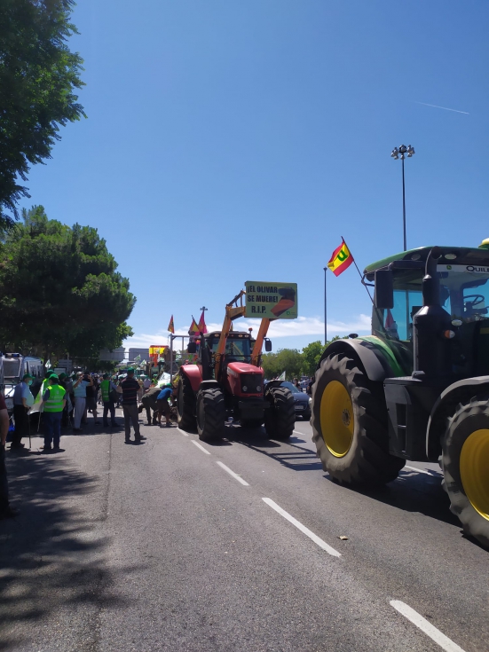 Una fila de tractores recorri los aledaos de Atocha, en Madrid