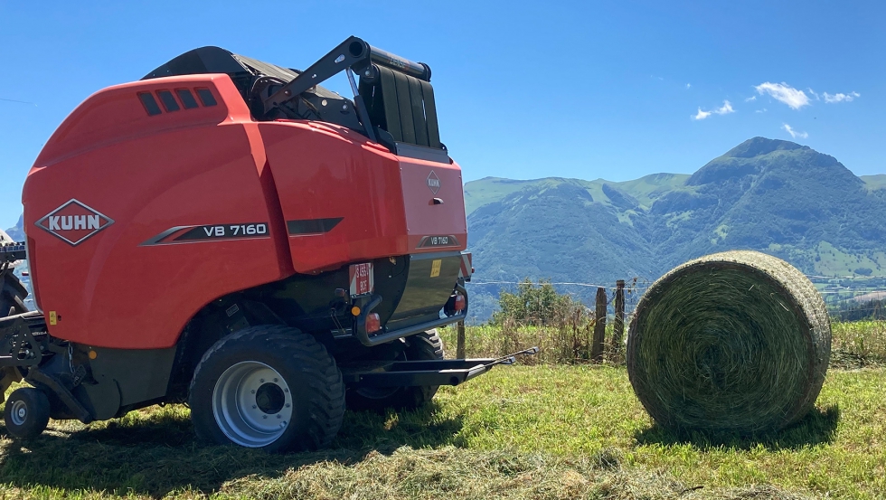 Las rotoempacadoras VB sorprendieron a los profesionales por su capacidad para absorber material y el elevado peso de las pacas...