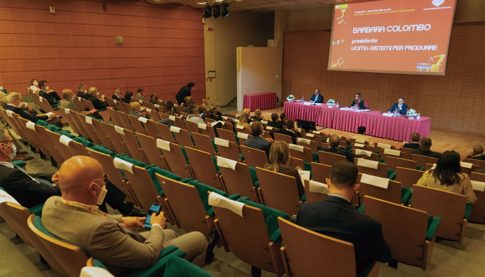 Barbara Colombo, presidenta de Ucimu-sistemi per produrre, durante la Asamblea Anual de Socios, acompa�ada por Gregorio De Felice...