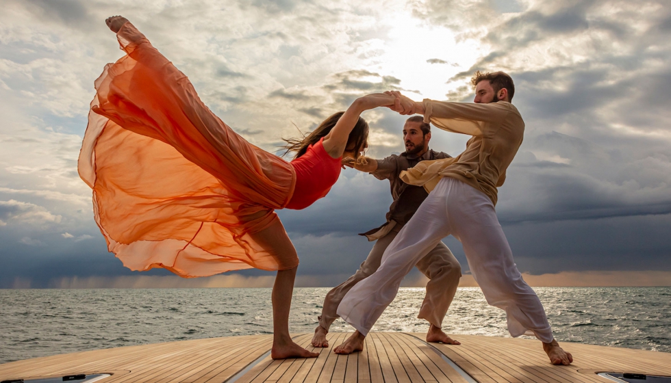 Movimientos de baile gráciles y sinuosos, mecidos por las olas, a bordo del emblemático Itama 75'' Movimientos de baile gráciles y sinuosos, mecidos por las olas, a bordo del emblemático Itama 75''