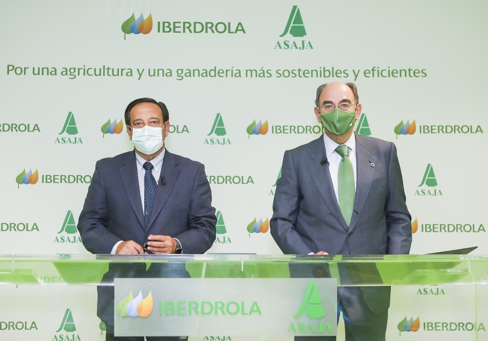 Pedro Barato, presidente de Asaja (izq) e Ignacio Galn, presidente de Iberdrola, tras la firma del acuerdo energtico...