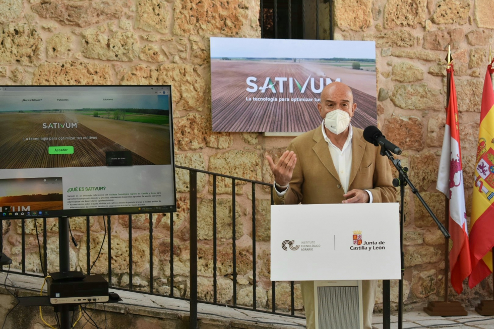 El consejero de Agricultura y Ganadera de la Junta de Castilla y Len, Jess Julio Carnero, presenta la App 'Sativum'...
