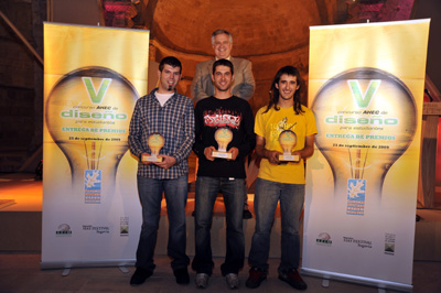 Los premiados en el V Concurso AHEC de diseo para estudiantes, acompaados de Mike Snow (parte posterior)...