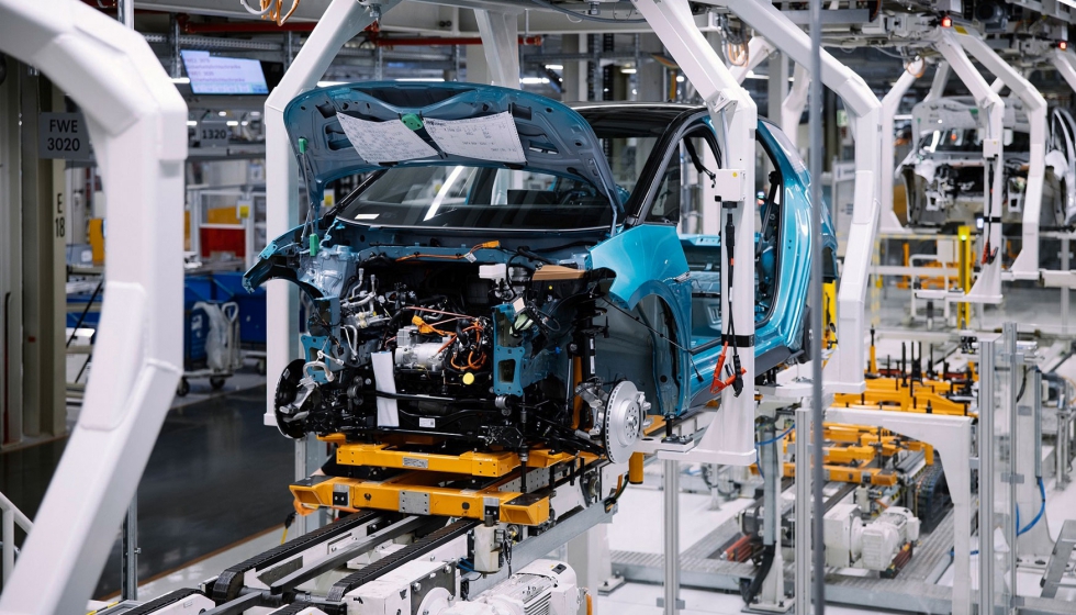 Imagen 3: Los ganchos de 4 brazos recin instalados de Drr transportan los automviles elctricos en la planta de Zwickau. Foto: Volkswagen...