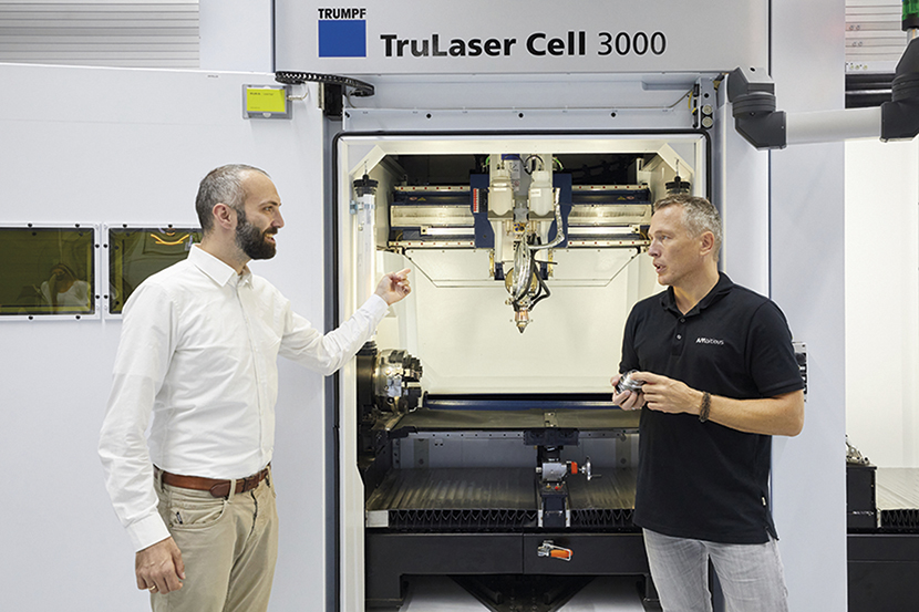 Christoph Hauck, membro do conselho de administrao da Toolcraft, e Thomas Schopphoven, lder do grupo de Depsito de Material Laser...