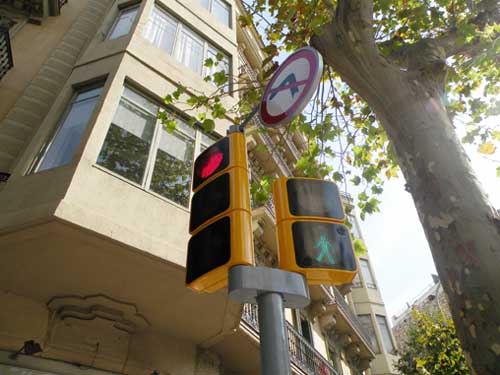  La renovacin de los semforos de Barcelona ha comenzado este septiembre y supondr la instalacin de ms de 13...