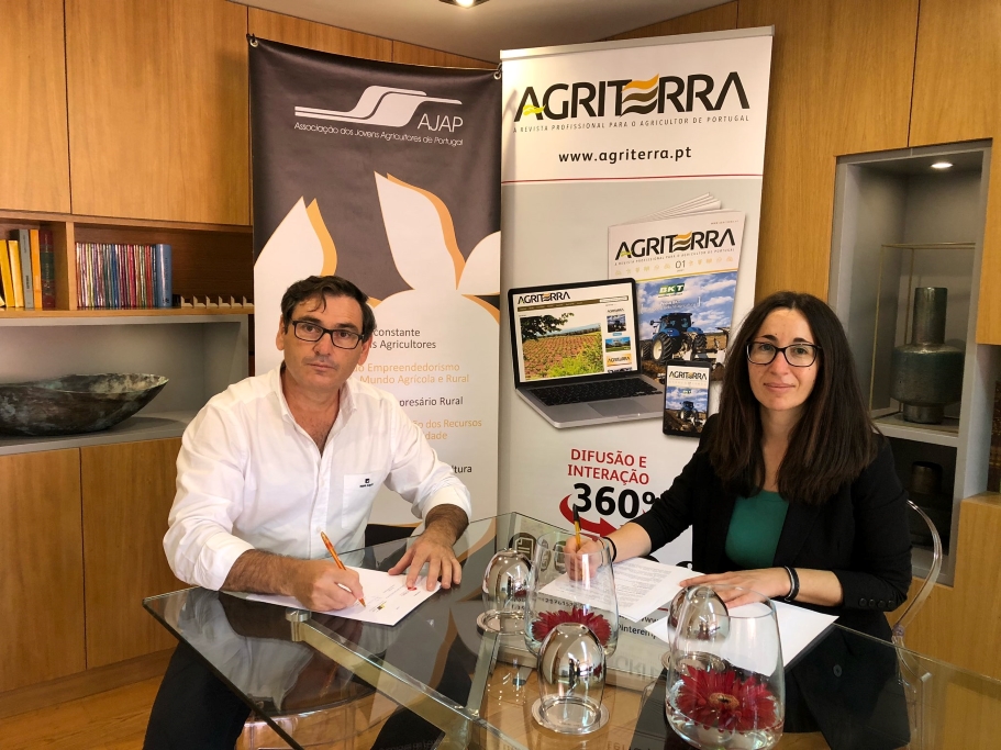 Firmino Cordeiro, Diretor Geral da AJAP, e Ana Clara, Diretora da Revista Agriterra, durante a assinatura da parceria
