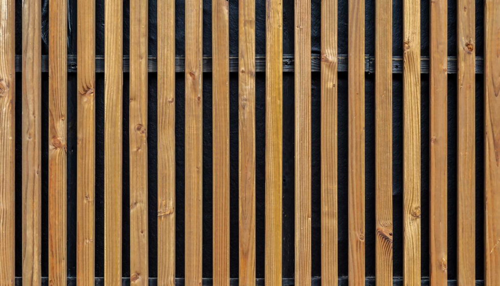 Detalle de los listones de madera de Douglas que forman parte del revestimiento exterior